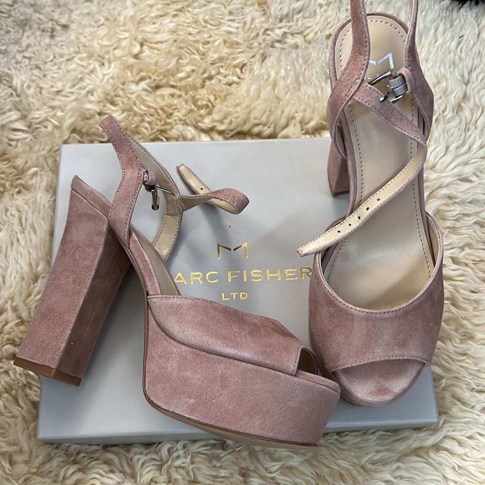 Marc Fisher 7.5 nude platforms heels
